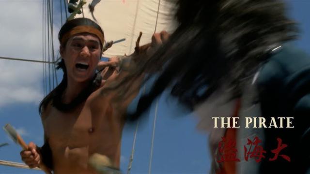 Photogramme du film Le Pirate, montrant le héros, hache à la main, dans une pose dynamique et belliqueuse.